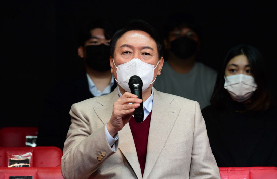 국민의힘 윤석열 대선후보가 8일 서울 종로구 대학로의 한 소극장에서 열린 청년문화예술인과의 간담회에서 인사말을 하고 있다.    [국회사진기자단]